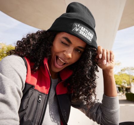 Sort strik hue med logo tryk på patch